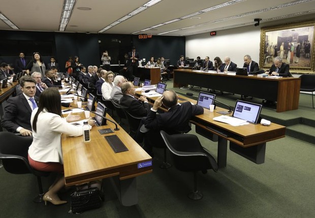 Hugo Motta, presidente da Câmara, discursa sobre reforma política com sistema distrital misto para 2034