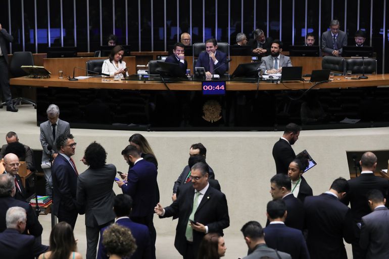 Plenário da Câmara dos Deputados durante votação de urgência do PL 3.716/2026 sobre custos de baterias