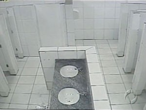 Câmera oculta disfarçada de sensor de fumaça no teto de banheiro feminino escolar no Paraná