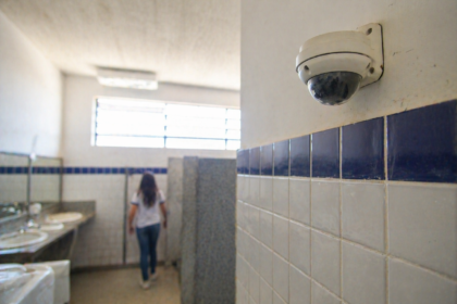 Estudantes protestam em frente ao Colégio Estadual Érico Veríssimo após descoberta de câmera oculta no banheiro feminino