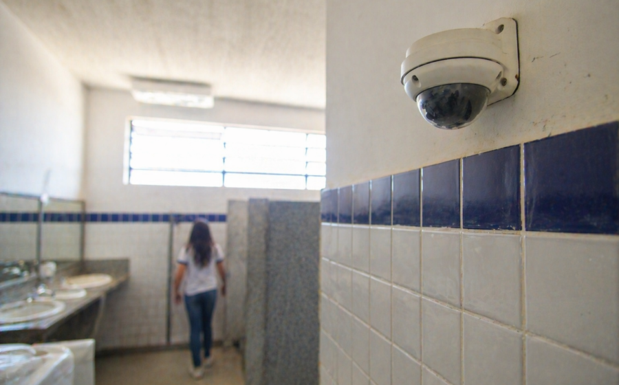 Estudantes protestam em frente ao Colégio Estadual Érico Veríssimo após descoberta de câmera oculta no banheiro feminino