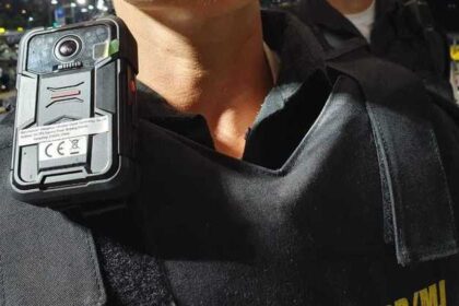 Policial militar do Rio de Janeiro usando câmera corporal na farda durante patrulha urbana