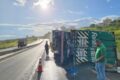 Caminhão baú parado na Rodovia do Contorno com polícia ao redor após sequestro de motorista e roubo de carga