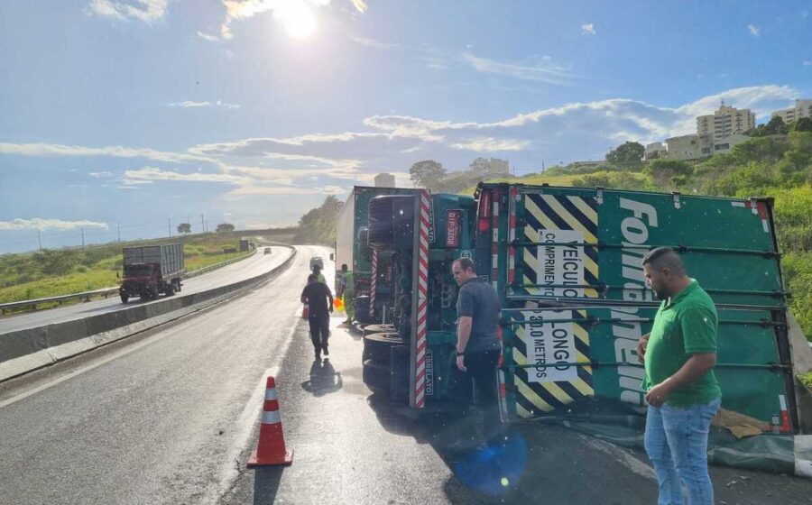 Caminhão baú parado na Rodovia do Contorno com polícia ao redor após sequestro de motorista e roubo de carga