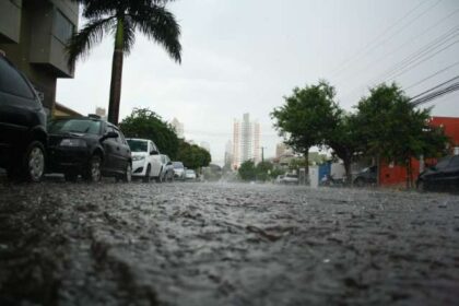 Céu nublado com nuvens de tempestade sobre Campo Grande, alerta de chuva forte no domingo