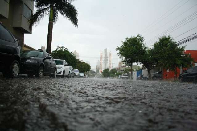 Céu nublado com nuvens de tempestade sobre Campo Grande, alerta de chuva forte no domingo