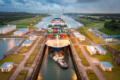 Navio de grande porte atravessa o Canal do Panamá com nível baixo de água, simbolizando recorde de carga em 2026