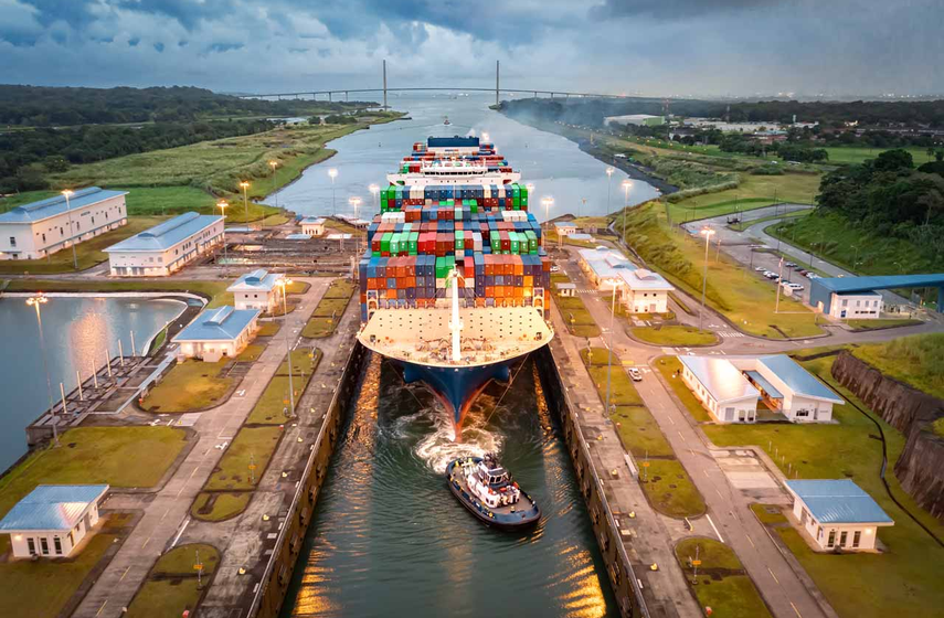 Navio de grande porte atravessa o Canal do Panamá com nível baixo de água, simbolizando recorde de carga em 2026