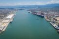 Guindaste sobre barcaça derrubando cabos de transmissão no Porto de Santos causando interdição de 20 horas