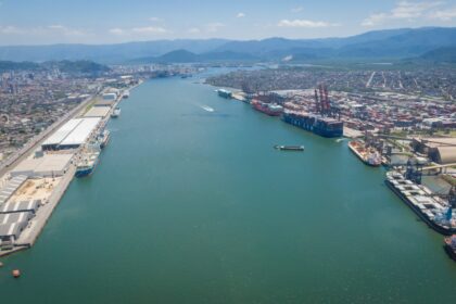 Guindaste sobre barcaça derrubando cabos de transmissão no Porto de Santos causando interdição de 20 horas
