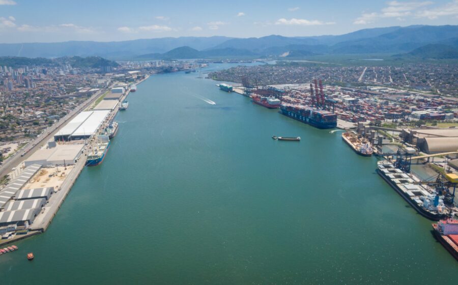 Guindaste sobre barcaça derrubando cabos de transmissão no Porto de Santos causando interdição de 20 horas