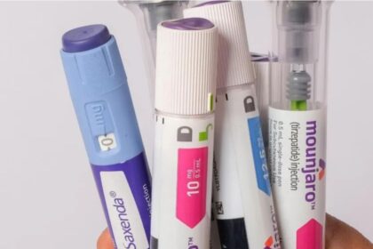 Canetas injetoras GLP-1 para tratamento de obesidade sobre balança e receituário médico