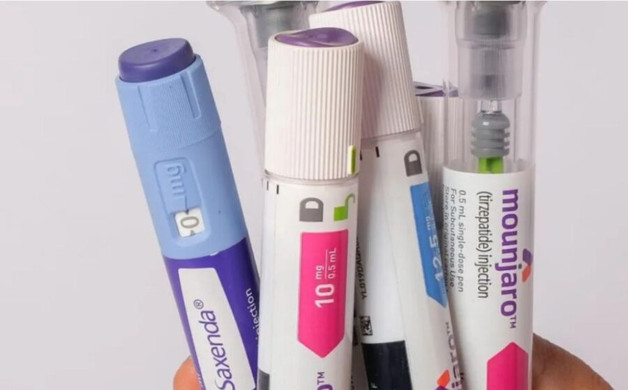 Canetas injetoras GLP-1 para tratamento de obesidade sobre balança e receituário médico