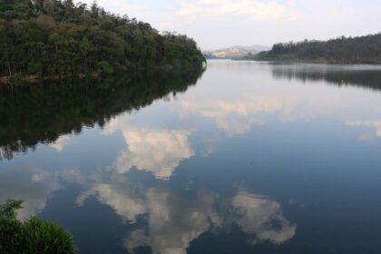 Reservatório do Sistema Cantareira com nível de água em 51,2% sob céu nublado