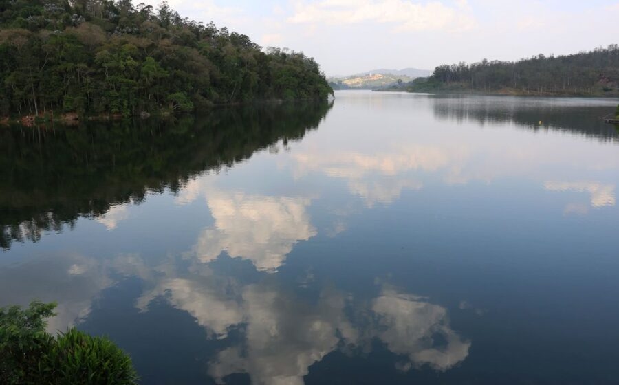 Reservatório do Sistema Cantareira com nível de água em 51,2% sob céu nublado
