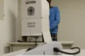 Bandeira do Brasil com gráficos de bolsa em queda representando instabilidade política e risco país
