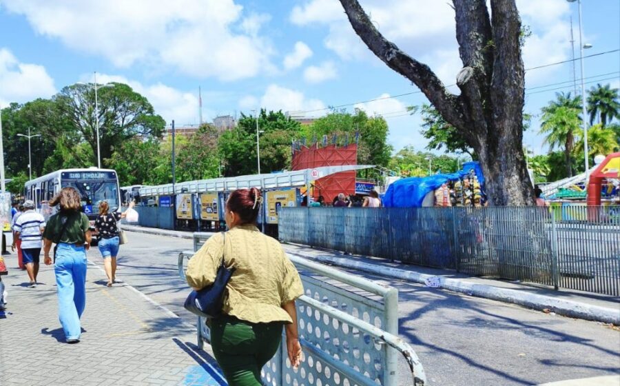 Ônibus lotado parado em ponto de João Pessoa com eleitores impedidos de votar no 2º turno