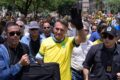 Carreata com apoiadores de Flávio Bolsonaro e bandeiras do Brasil nas ruas de Vitória, ES