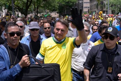 Carreata com apoiadores de Flávio Bolsonaro e bandeiras do Brasil nas ruas de Vitória, ES
