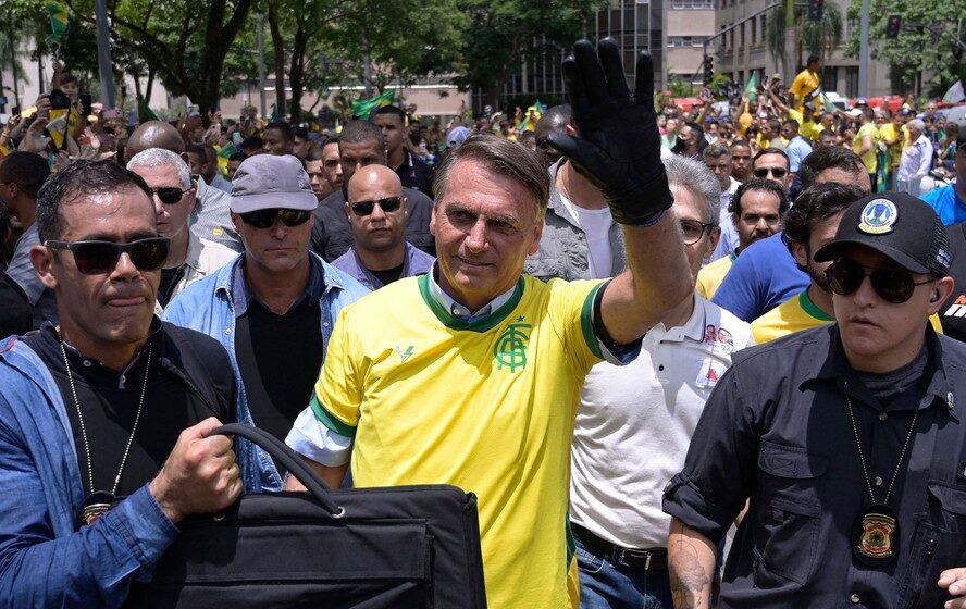 Carreata com apoiadores de Flávio Bolsonaro e bandeiras do Brasil nas ruas de Vitória, ES
