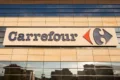 Loja Carrefour depredada com vidros quebrados e mercadorias espalhadas durante protestos na França