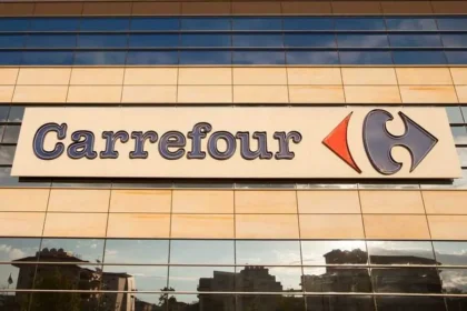 Loja Carrefour depredada com vidros quebrados e mercadorias espalhadas durante protestos na França