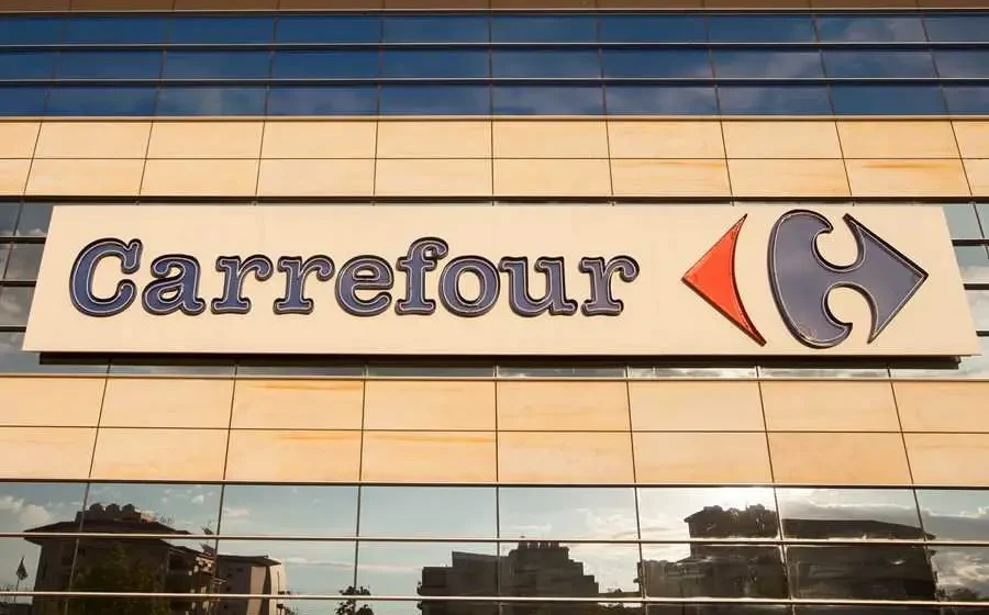 Loja Carrefour depredada com vidros quebrados e mercadorias espalhadas durante protestos na França