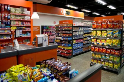 Prédio do Carrefour com placa de venda e aluguel, representando operação sale-leaseback de 22 imóveis