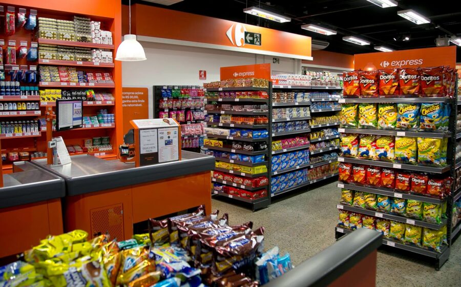 Prédio do Carrefour com placa de venda e aluguel, representando operação sale-leaseback de 22 imóveis