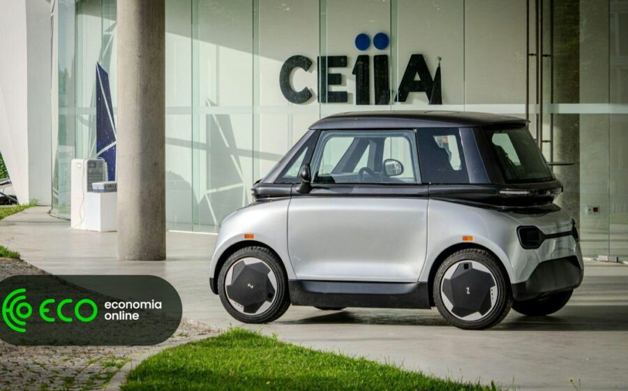 Microcarro elétrico português BEN de 2,5m com três lugares, estacionado em vaga de moto em São Paulo