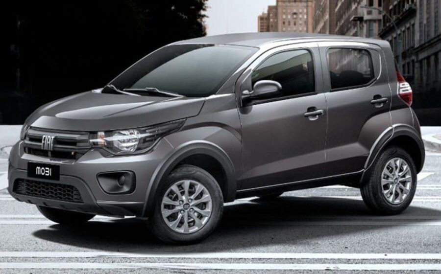 Carro GWM zero-quilômetro em concessionária com placa de promoção indicando queda de preço