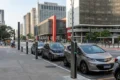 Carros elétricos carregando em estação pública no Brasil, infraestrutura de recarga