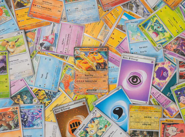 Carta Pikachu Illustrator rara em estojo protetor, leiloada por R$ 86 milhões