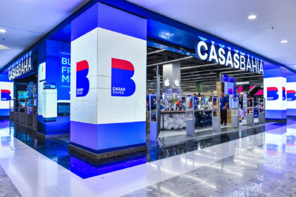 Logotipo Casas Bahia sobre documentos judiciais com destaque para sigla BHIA3 e balança da justiça