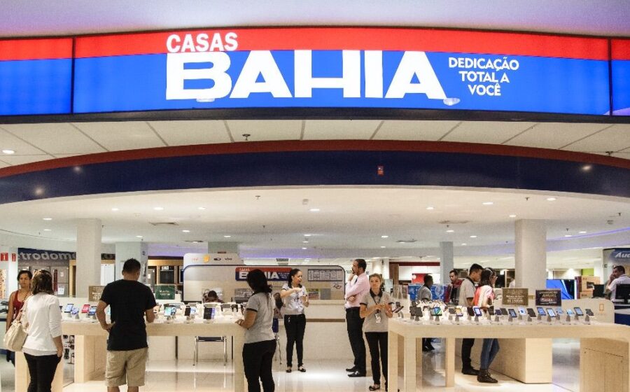 Fachada da loja Casas Bahia com trabalhadores e símbolos de acordo judicial e indenização