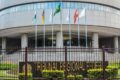 Trabalhador idoso em tribunal com documentos judiciais sobre fraude societária