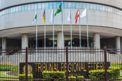 Trabalhador idoso em tribunal com documentos judiciais sobre fraude societária