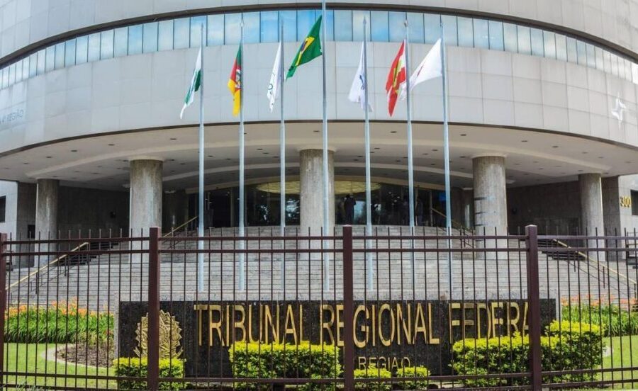 Trabalhador idoso em tribunal com documentos judiciais sobre fraude societária