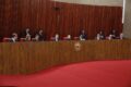 Representação gráfica de censura digital: silhuetas de usuários bloqueadas sobre ícones de redes sociais e brasão do TSE
