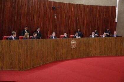 Representação gráfica de censura digital: silhuetas de usuários bloqueadas sobre ícones de redes sociais e brasão do TSE