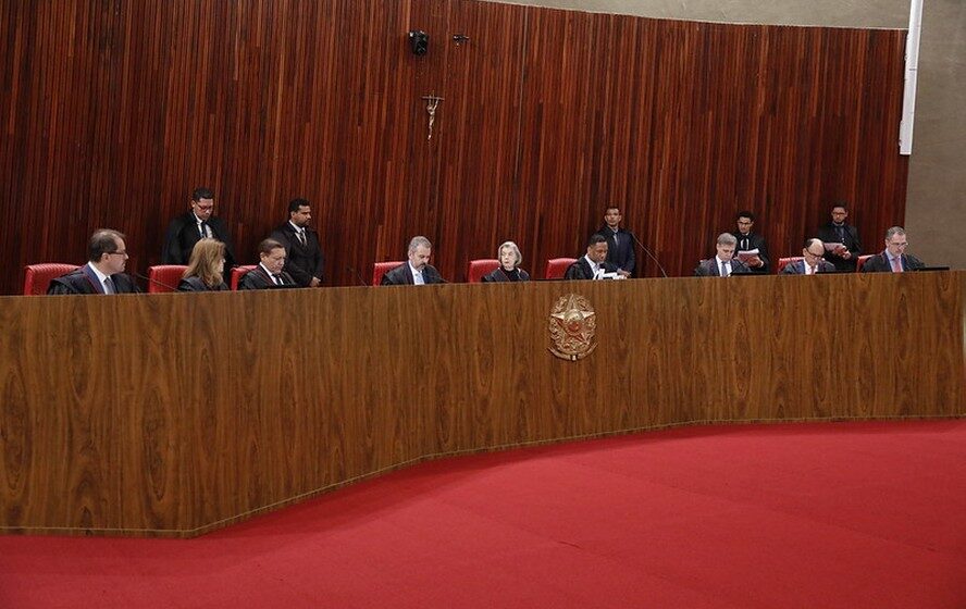 Representação gráfica de censura digital: silhuetas de usuários bloqueadas sobre ícones de redes sociais e brasão do TSE