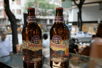 Garrafa de cerveja Belorizontina da Backer com rótulo visível, simbolizando caso de contaminação por dietilenoglicol