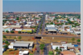 Vista aérea de Chapadão do Sul-MS com silos de grãos e área urbana, simbolizando 39 anos de crescimento econômico e recorde de exportações