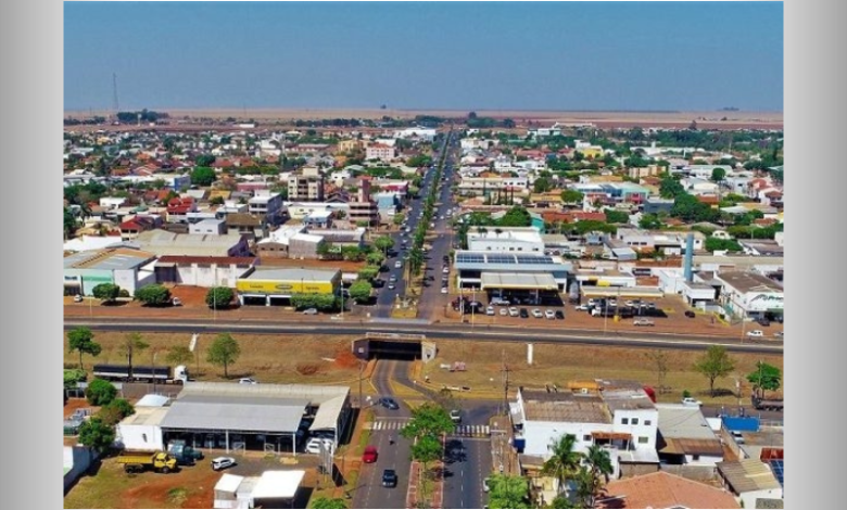 Vista aérea de Chapadão do Sul-MS com silos de grãos e área urbana, simbolizando 39 anos de crescimento econômico e recorde de exportações