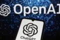Ilustração de chatbot ChatGPT com símbolo médico e balança da justiça representando processo contra OpenAI por erro médico