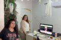 Gestor recebe bônus enquanto equipe ao fundo demonstra desconfiança e baixa confiança na liderança