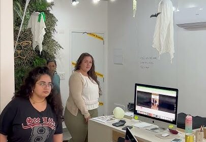 Gestor recebe bônus enquanto equipe ao fundo demonstra desconfiança e baixa confiança na liderança