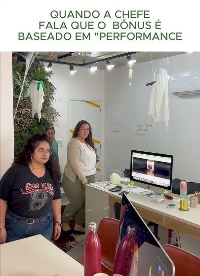 Gestor recebe bônus enquanto equipe ao fundo demonstra desconfiança e baixa confiança na liderança