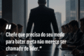 Gerente olha relatórios financeiros enquanto equipe ao fundo demonstra desconfiança e desânimo