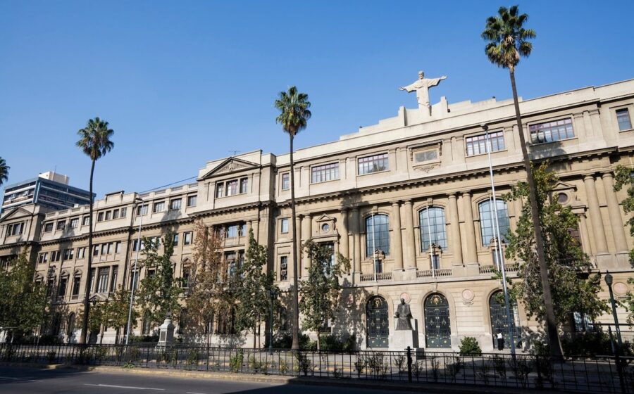 Ranking QS América Latina 2025: UC Chile supera USP em excelência acadêmica